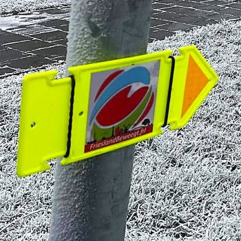Gele routepijl met Friesland Beweegt sticker
