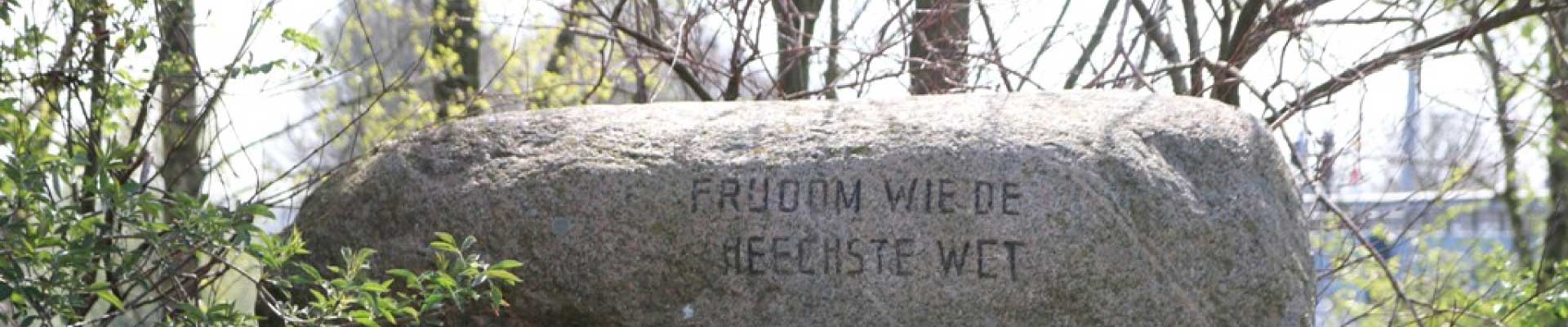 Herdenkingsmonument 2e Wereldoorlog met de tekst 'Frijdom wie de heechste wet'