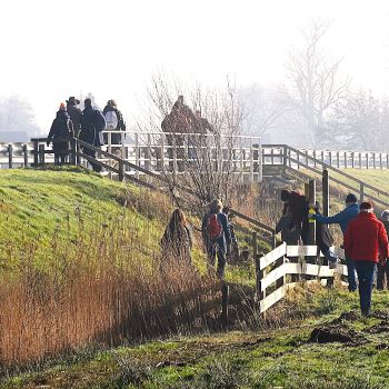 Wandelaars bij een overstap en bruggetje, niet rolgeschikt!