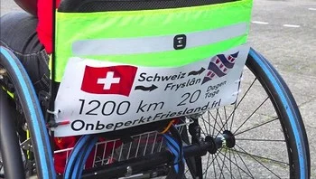 Rolstoel met reclame voor de rol-sponsortocht