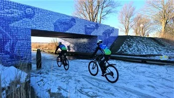 Over het ijs onder de Elfstedenbrug door