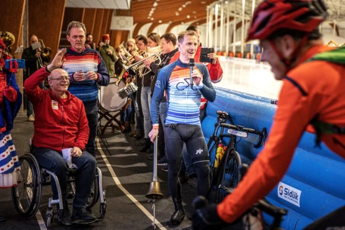 Uitzwaaien bij de start van de Winterfiets Elfstedentocht